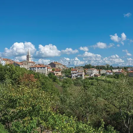 Сasa de vacaciones 2 Bedroom Beautiful In Lozari Stuparic