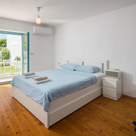 2 Bedroom Beautiful In Lozari