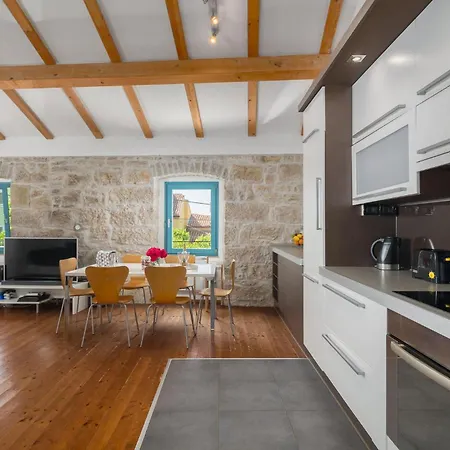 2 Bedroom Beautiful In Lozari Nyaraló
