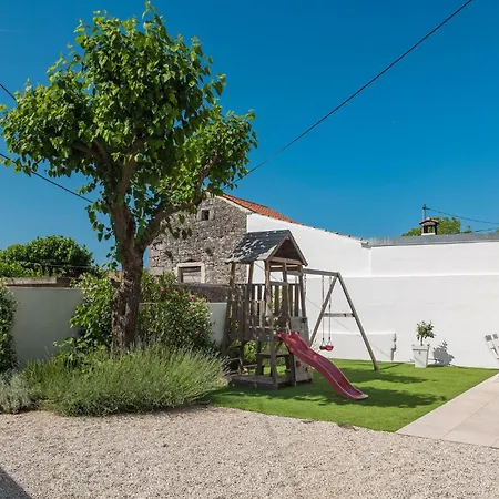 2 Bedroom Beautiful In Lozari Nyaraló