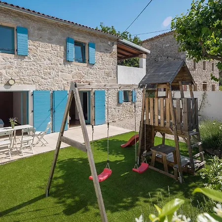 2 Bedroom Beautiful In Lozari
