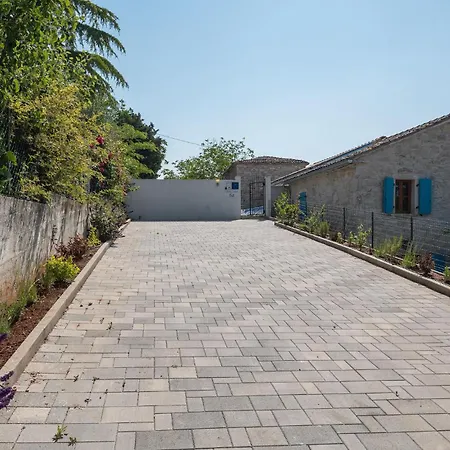 2 Bedroom Beautiful In Lozari Nyaraló Stuparic